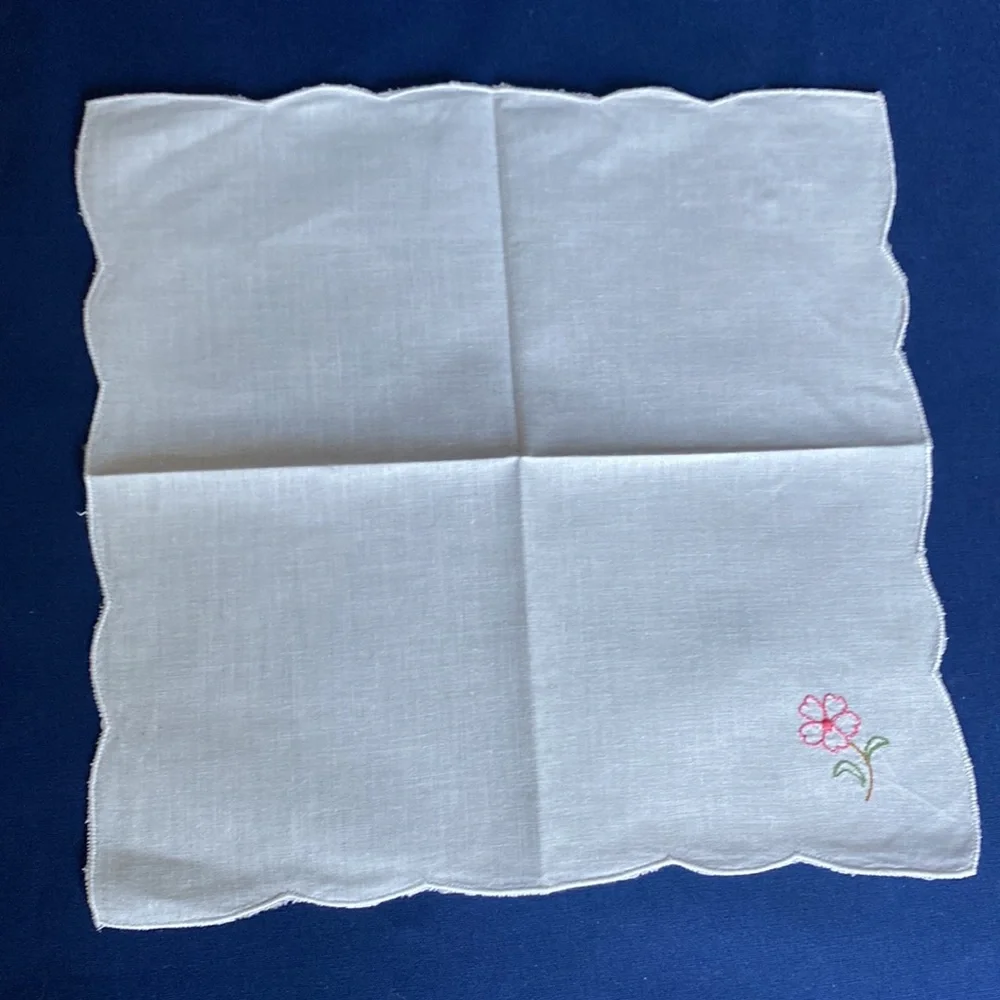 NWOT Set of 4 Hors D'oeuvre / Cocktail Embroidered Napkins